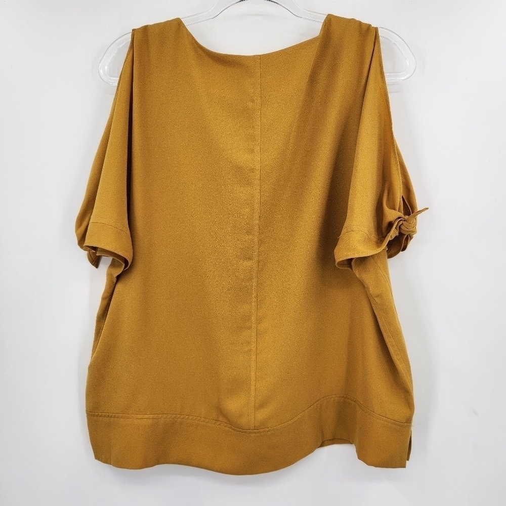 John Mark Cold Shoulder Boxy Blouse Womens Size Medium Gold Short Sleeve - Picture 7 of 7